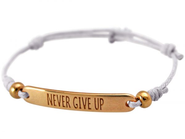 GEMSHINE Damen Knotenarmband mit Gravur NEVER GIVE UP in rose Vergoldet. Größenverstellbare graue Kordel und Hand Charm - Made in München / Germany - Im eleganten Schmucketui mit Geschenkverpackung. – Bild 4