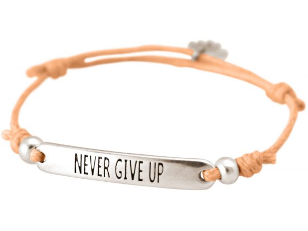 GEMSHINE Damen Knotenarmband mit Gravur NEVER GIVE UP in Silber. Größenverstellbare lachs Kordel mit Hand Charm - Made in München / Germany - Im eleganten Schmucketui mit Geschenkverpackung. – Bild 4
