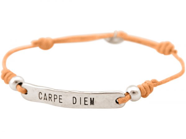 GEMSHINE Damenarmband mit Gravur CARPE DIEM in Silber. Größenverstellbares Knotenarmband mit lachs Kordel und Hand Charm - Made in München / Germany - Im eleganten Schmucketui mit Geschenkverpackung. – Bild 4