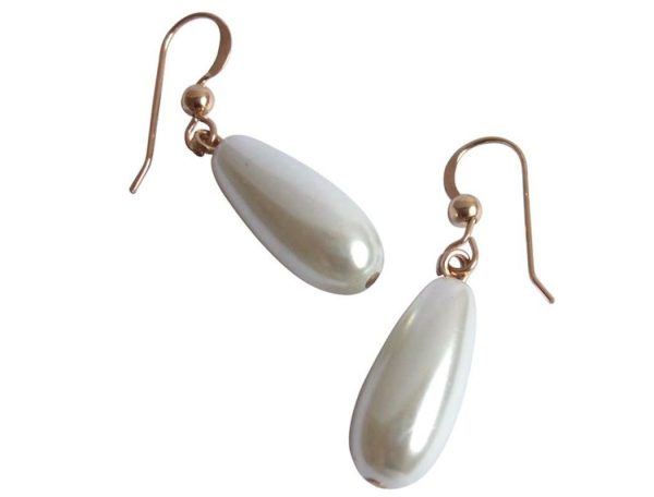 GEMSHINE Damenohrringe mit weißen Perlen Tropfen. 2,5 cm lange hochwertig vergoldete Ohrhänger - Made in München / Germany - Im eleganten Schmucketui mit Geschenkverpackung geliefert. – Bild 4